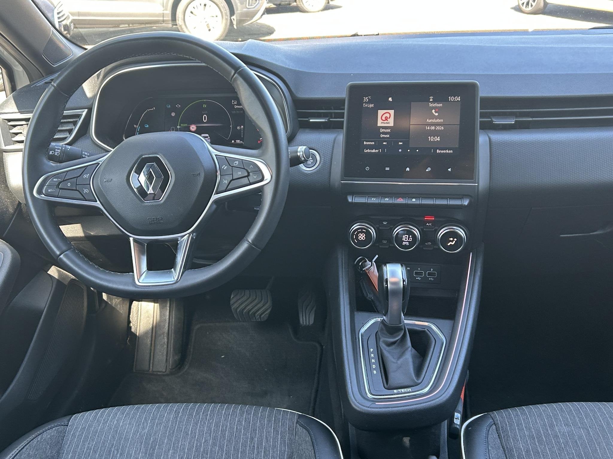 Renault Clio 1.6 E-Tech Hybrid 140 Intens | Navigatie Via Ap, Gebruikt, 4 cilinders, Met garantie (alle), Leder en Stof