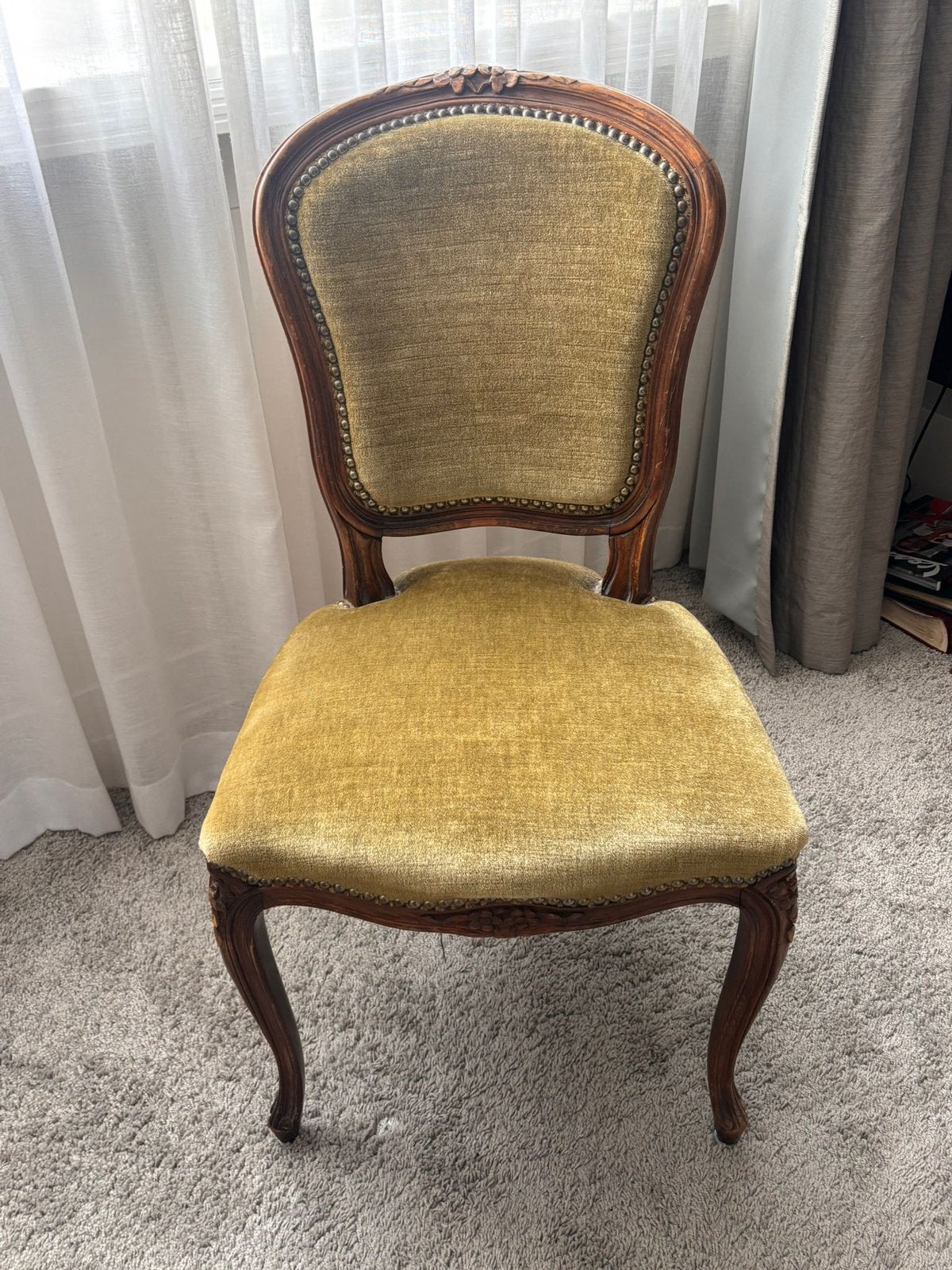 Antieke stoel met fluwelen bekleding, Ophalen