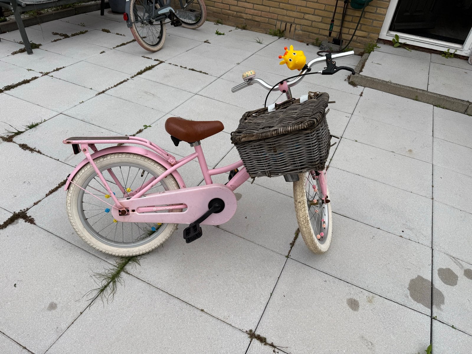 Roze kinderfiets met mandje - Opknapbeurt nodig, Fietsen en Brommers, Ophalen of Verzenden, Gebruikt, Terugtraprem, 16 tot 20 inch