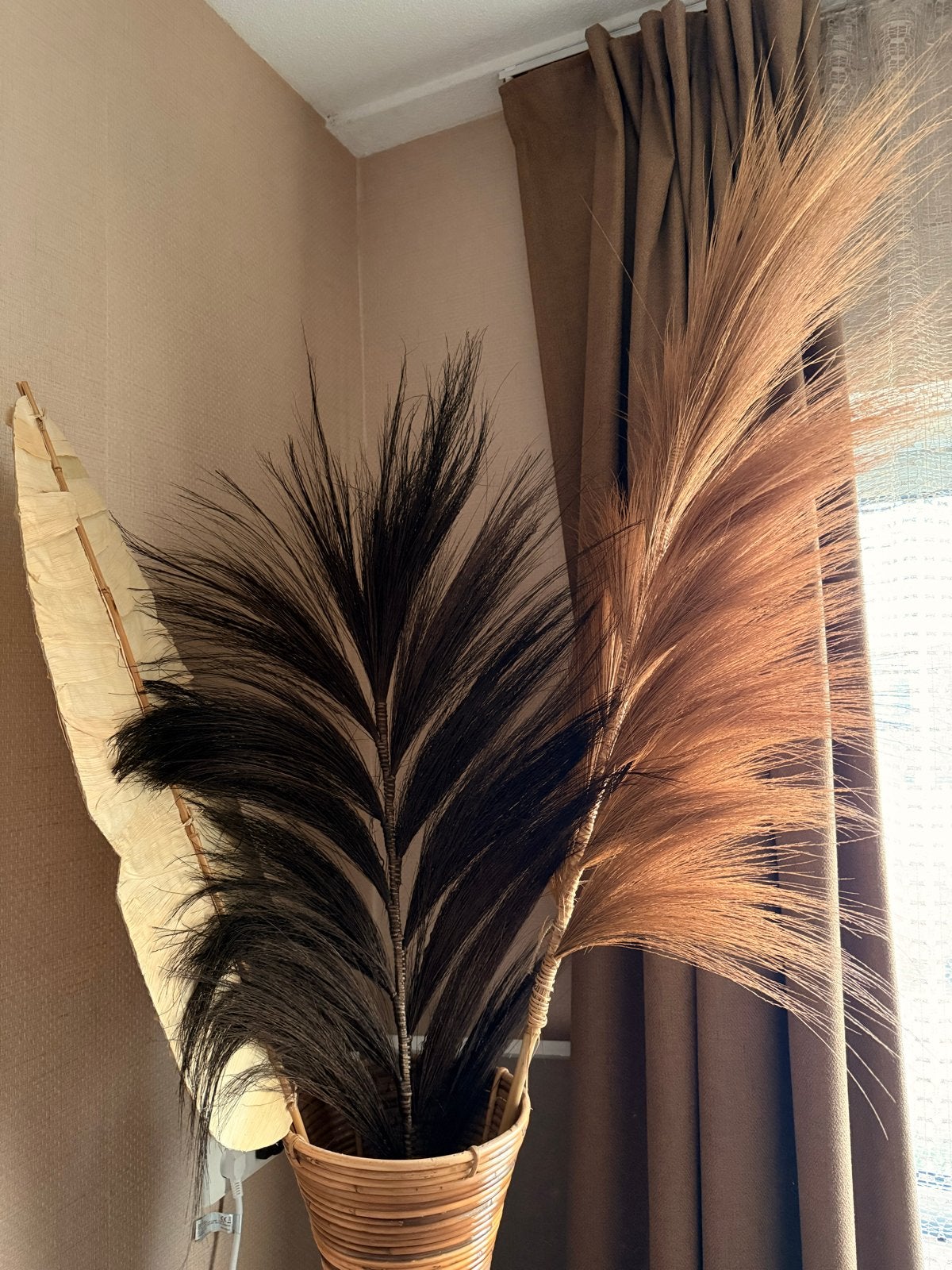 Grote rotan vaas met decoratieve pluimen, Ophalen, Bruin, Natuurlijk materiaal, Inclusief decoratie