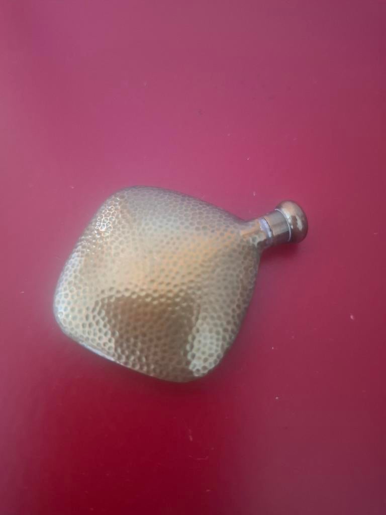 Vintage gehamerde koperen flesje heel klein, Antiek en Kunst, Ophalen of Verzenden, Koper