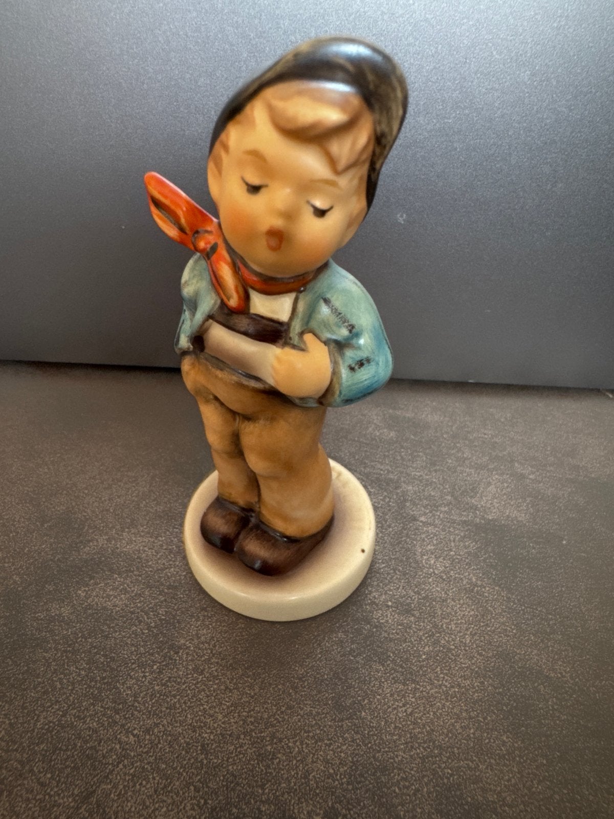Vintage Hummel beeldje - Jongen met liedboek, Verzamelen, Ophalen of Verzenden, Zo goed als nieuw, Hummel