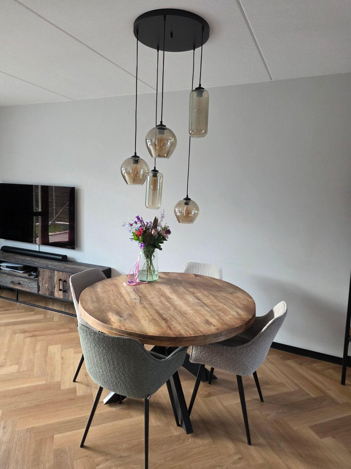 Complete eethoek: tafel, stoelen, lamp, Ophalen, Zo goed als nieuw, Modern, Industrieel, Sfeervol, 4 tot 6 stoelen