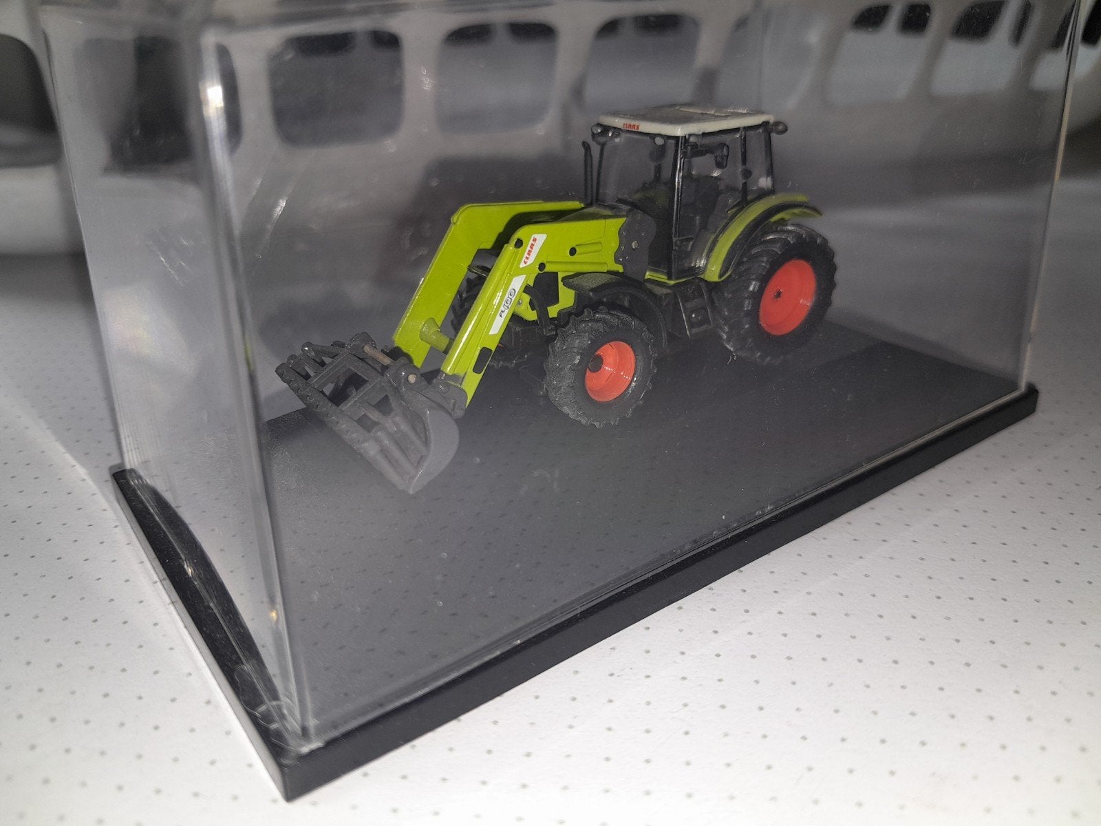 Claas Axos 330 + FL 100 modeltractor in vitrine, Ophalen of Verzenden, Zo goed als nieuw, Overige typen, Overige merken