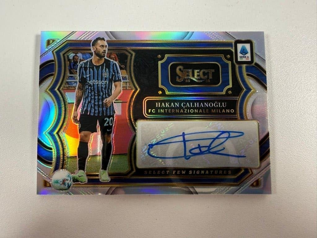 Hakan Calhanoglu AUTO Select Serie A 2025-26, Verzamelen, Sportartikelen en Voetbal, Ophalen of Verzenden, Nieuw, Buitenlandse clubs