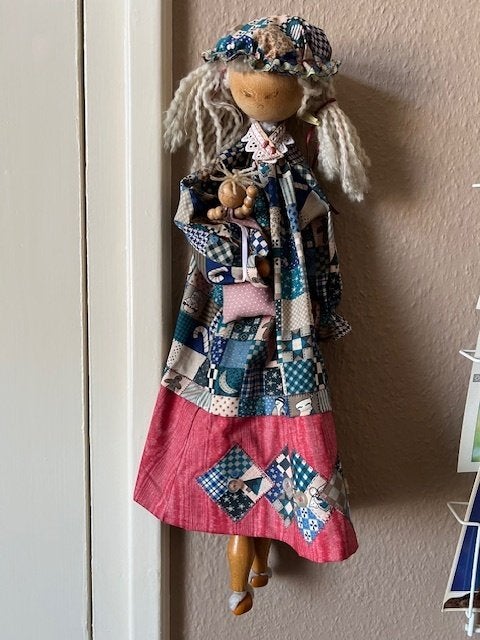 Zelfgemaakte houten pop met kind en kleding voor aan de muur, Gebruikt, Hout, Meerkleurig, Ophalen of Verzenden