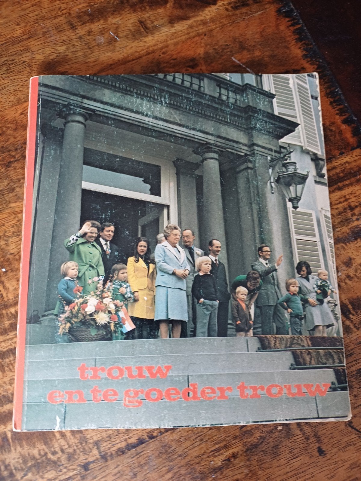 Boek: Trouw en te goeder trouw - Koninklijke Familie, Verzamelen, Ophalen of Verzenden, Gebruikt, Nederland, Tijdschrift of Boek