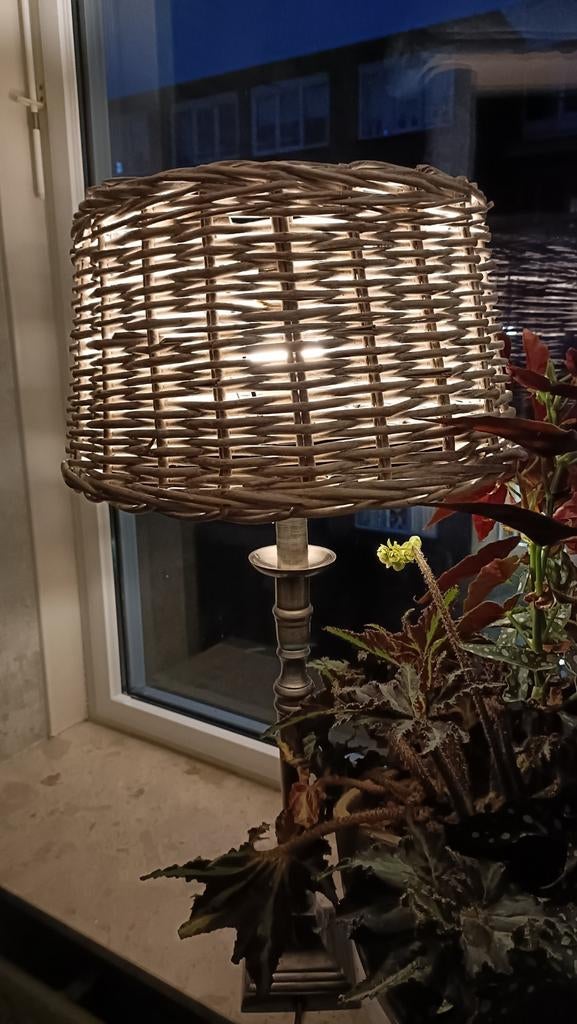 Tafellamp met rotan kap, Huis en Inrichting, Lampen | Tafellampen, Ophalen, Overige materialen, Zo goed als nieuw, Industriële