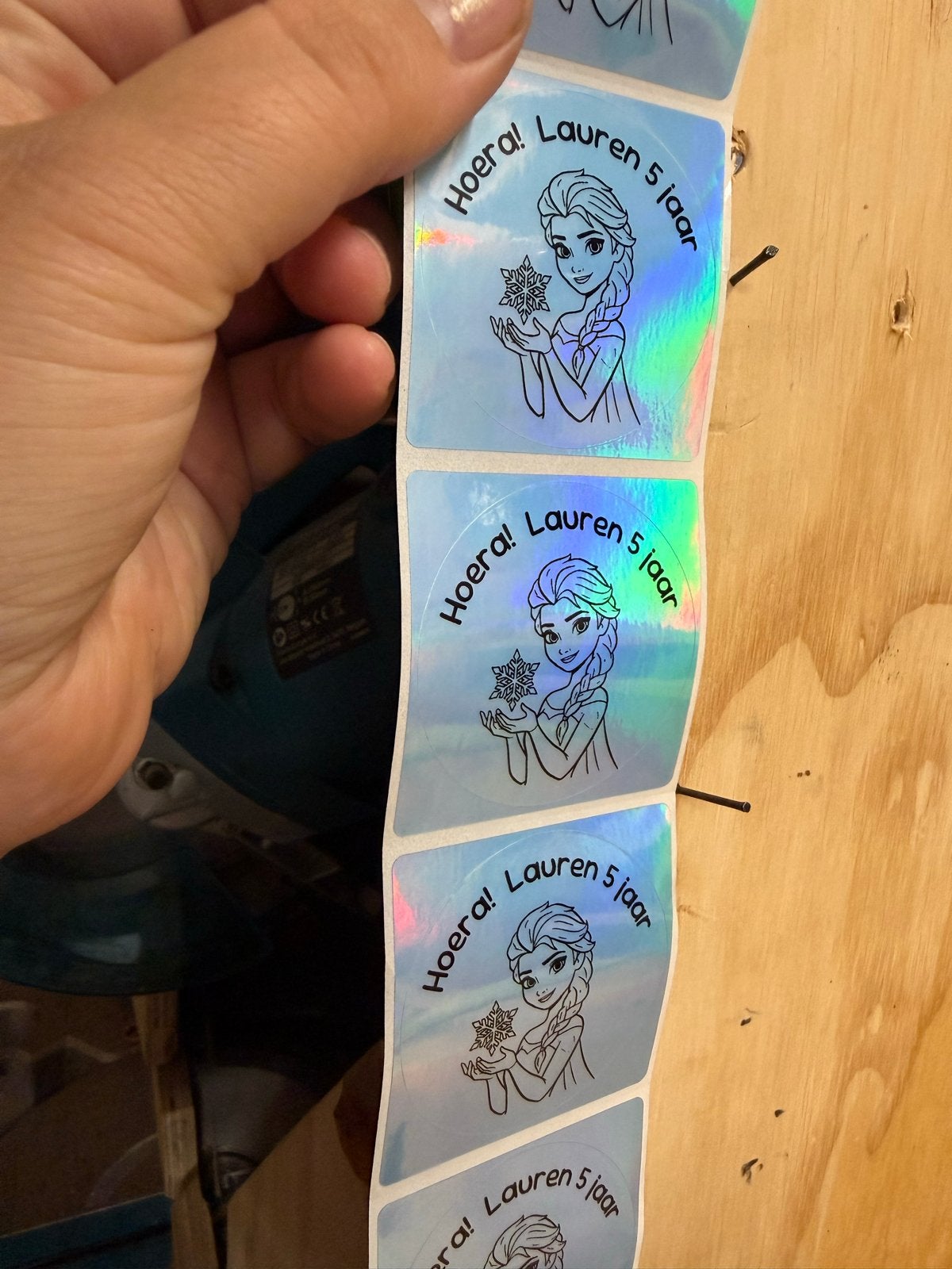 Ronde traktatiestickers 5 cm doorsnee - (Elsa) Frozen thema, Ophalen of Verzenden, Nieuw, Meerdere stickers