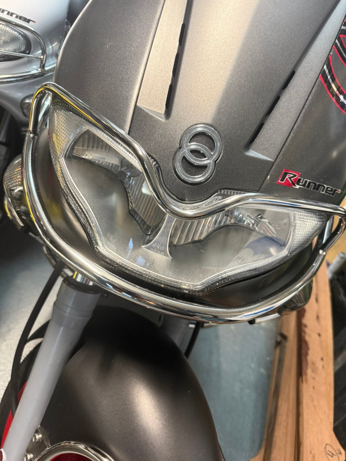 Gilera Runner 50/125/180cc Koplamp Sierbeugel – Zeldzaam, Ophalen of Verzenden, Zo goed als nieuw, Koplamp, Piaggio
