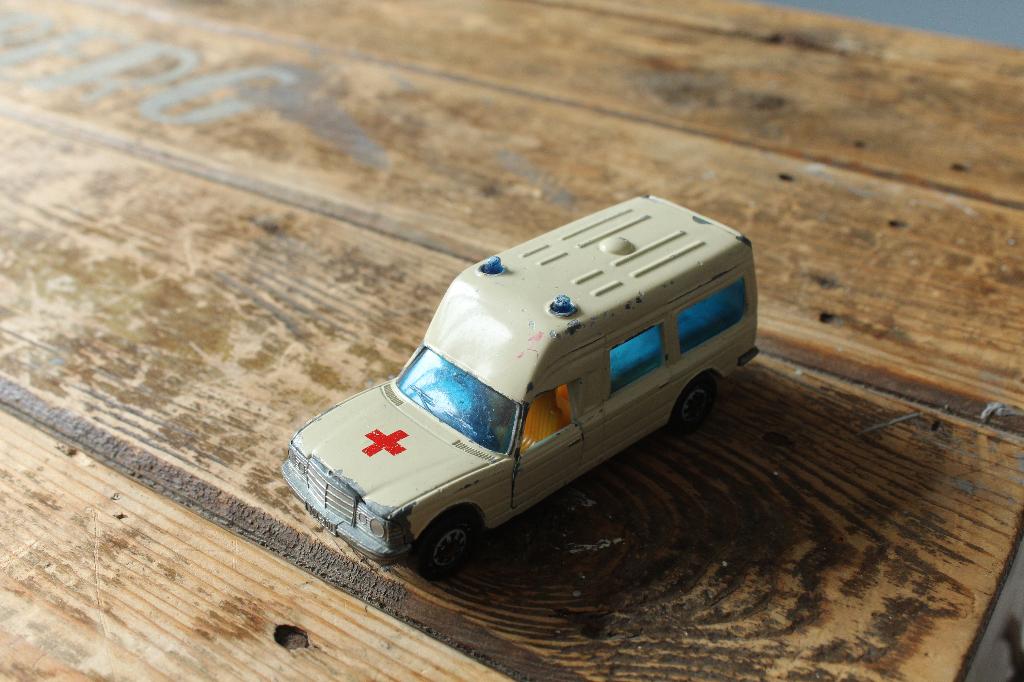 ambulance modelauto, Ophalen of Verzenden, Gebruikt, Auto