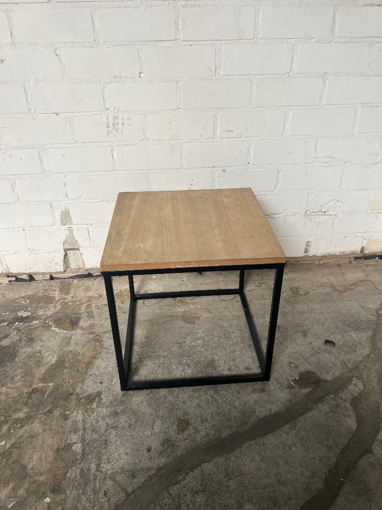 Industrieel bijzettafeltje hout met zwart metalen frame, Minder dan 45 cm, Gebruikt, Vierkant, Ophalen of Verzenden