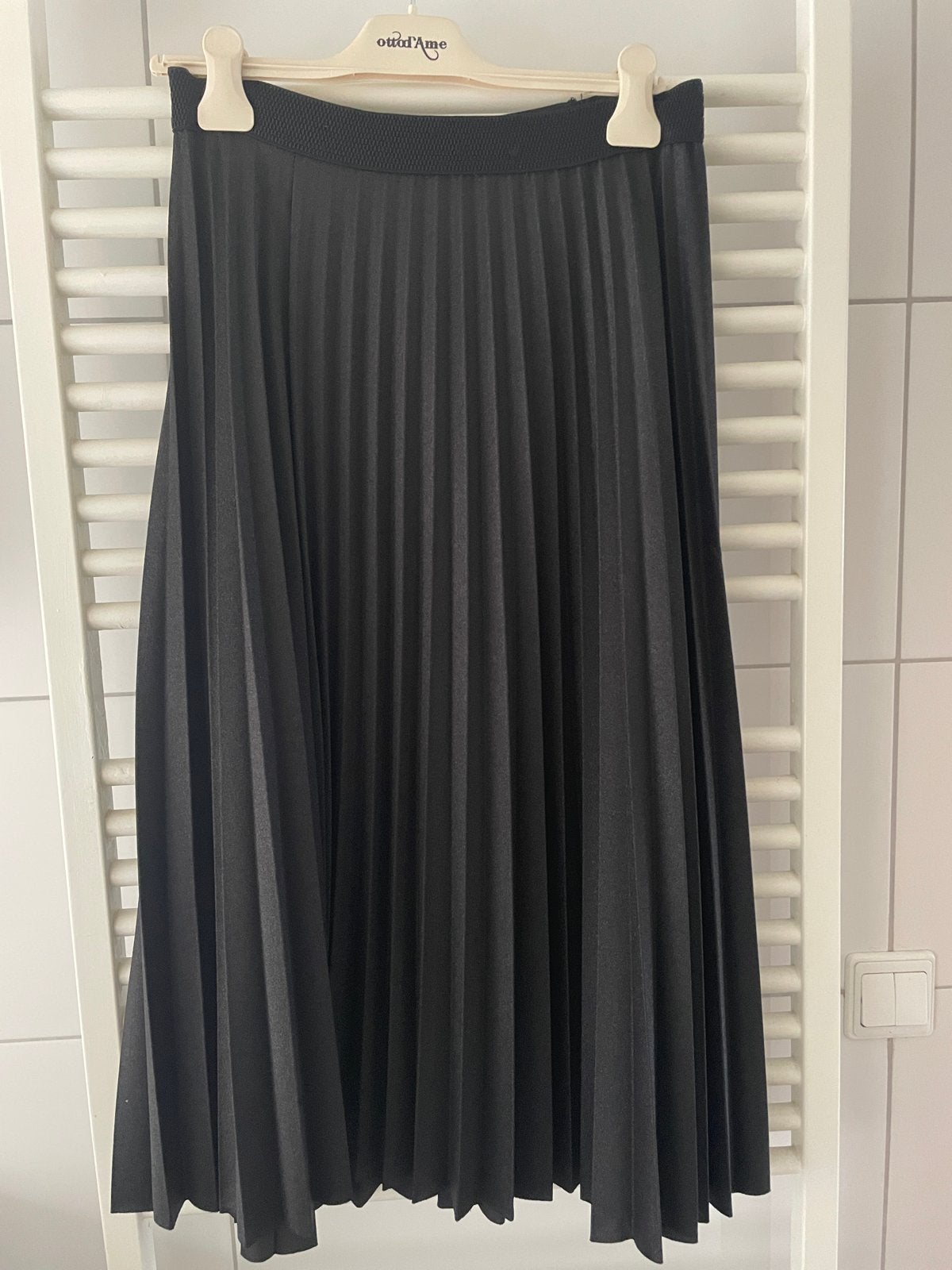 Lange zwarte plooirok met elastische tailleband, Kleding | Dames, Rokken, Zwart, Zo goed als nieuw, Onder de knie, Ophalen