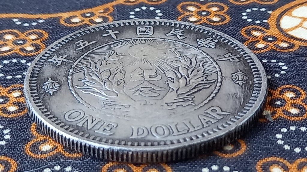 Mooie oude Chinese One Dollar munt met portret 4,4 cm., Antiek en Kunst, Zilver, China, Ophalen of Verzenden, Brons
