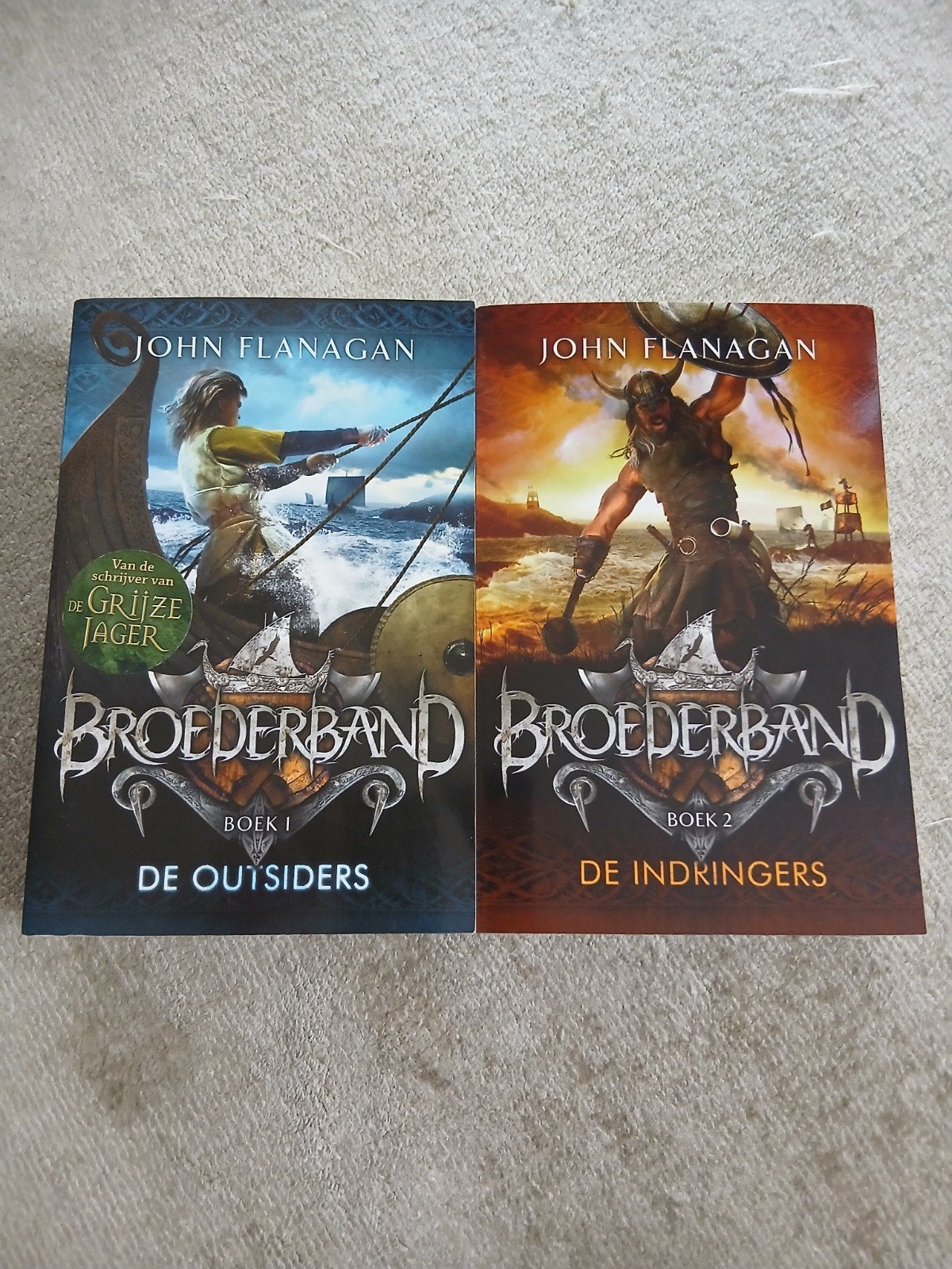 broederband 1 + 2 (John Flanagan), Ophalen of Verzenden, Gelezen, John Flanagan