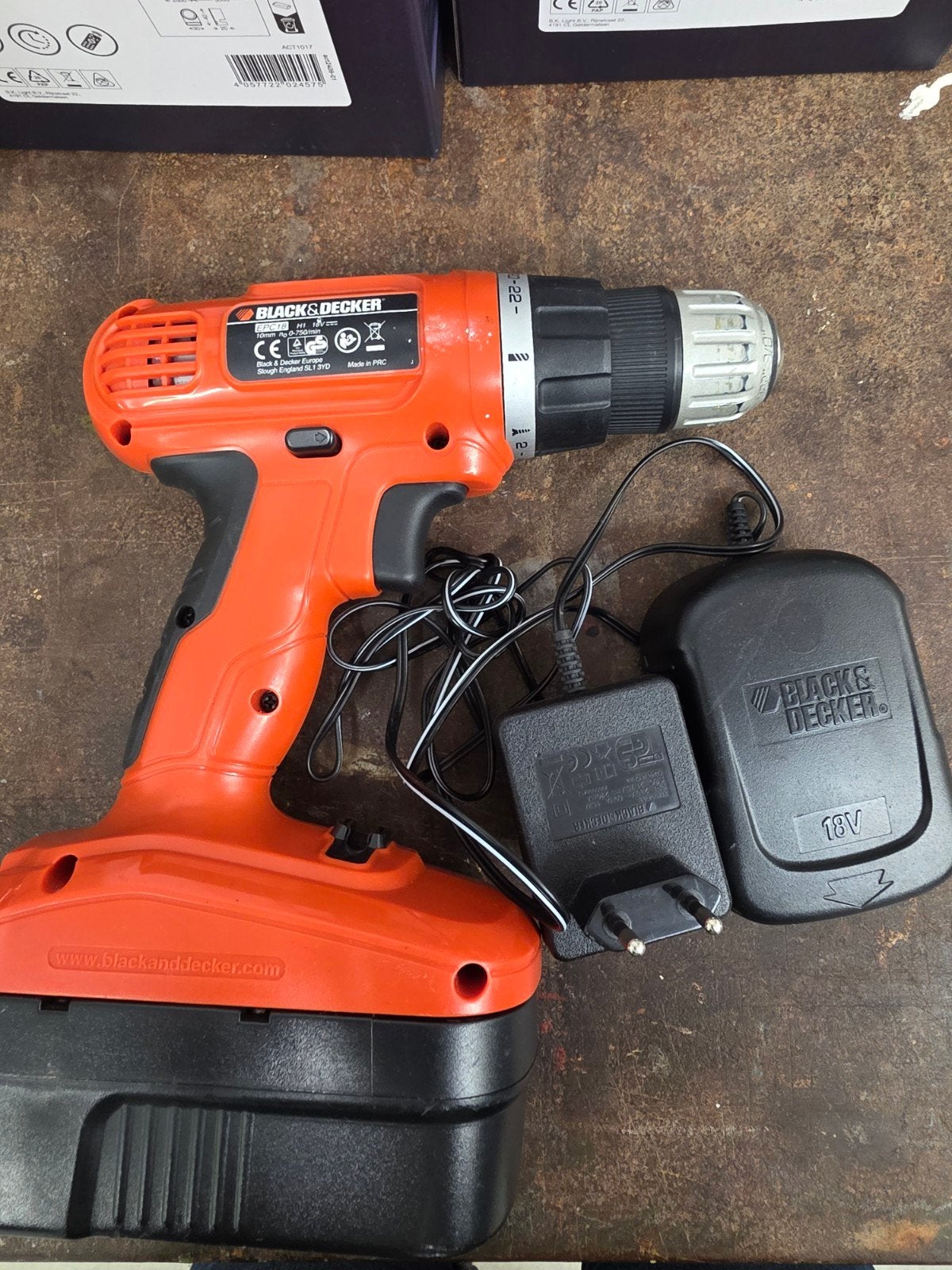 Black & Decker Accuboormachine 18V met lader, Ophalen of Verzenden, Gebruikt, 600 watt of meer, Boor- en Schroefmachine
