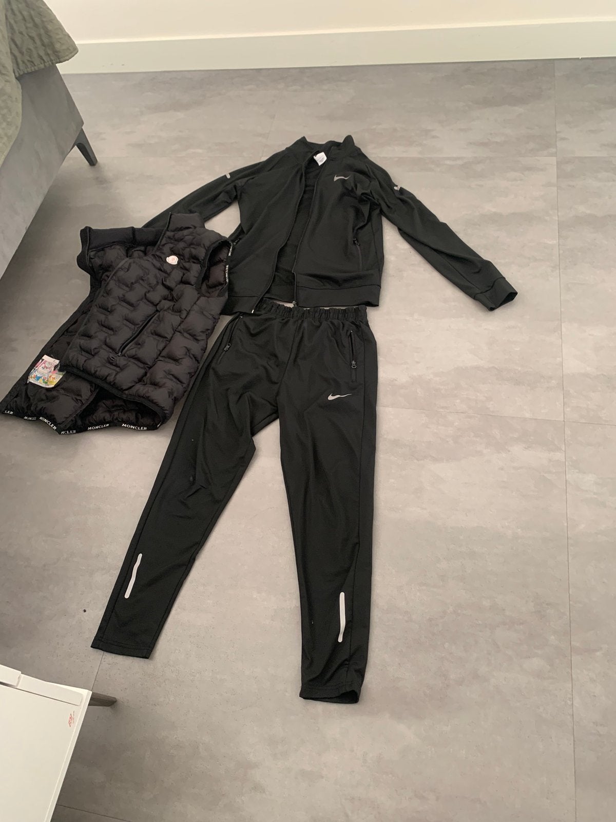 Mooie nike pak en een mooie moncler allebij maat L, Kleding | Heren, Ophalen of Verzenden, Zo goed als nieuw, Zwart, Algemeen