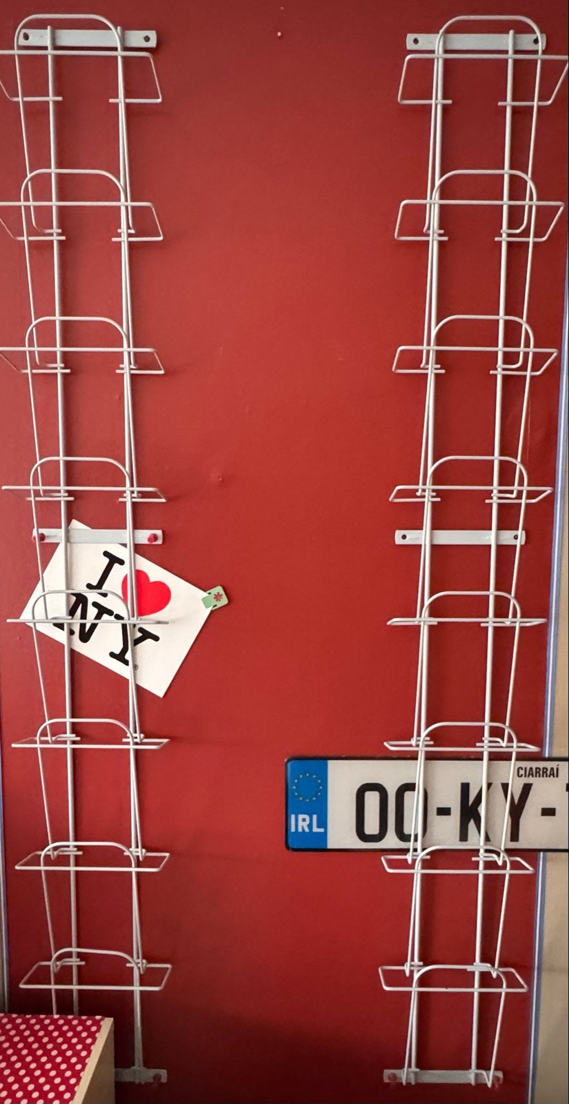 Twee metalen folderrekken voor wandmontage, Gebruikt, Metaal, Ophalen of Verzenden, Tijdschriftenrek