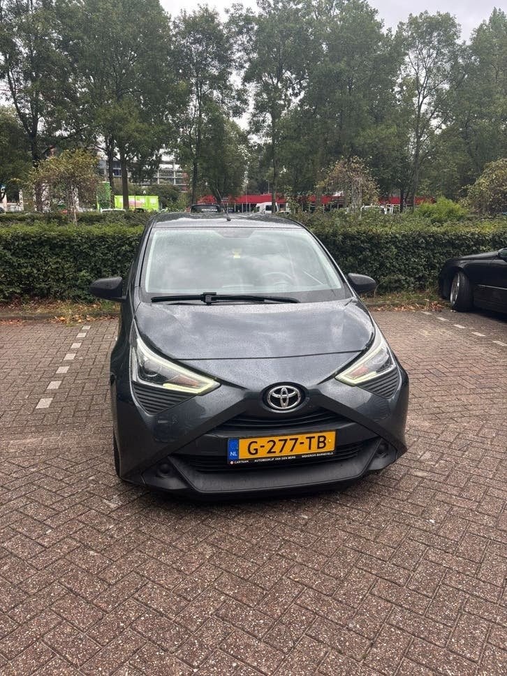 Toyota Aygo 1.0 Vvt-i 72pk 5D 2019 Grijs, Auto's, Voorwielaandrijving, 4 stoelen, Origineel Nederlands, Handgeschakeld