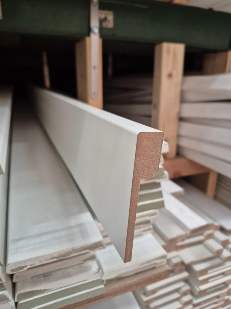 Overzetplint 18x90mm 240cm lang mdf V313 ral9010 gegrond, Ophalen, Nieuw, Mdf, Vroomshoop