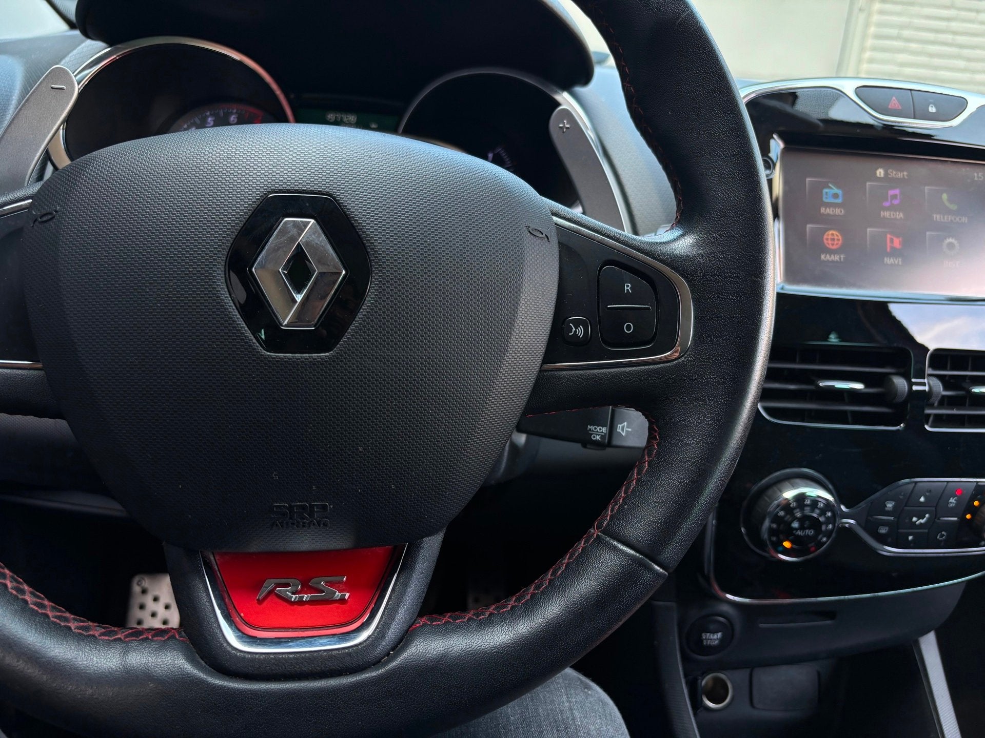 Foto 16 van Renault Clio 1.6 R.S Automaat | Navi | Leder | Stoelverwarmi