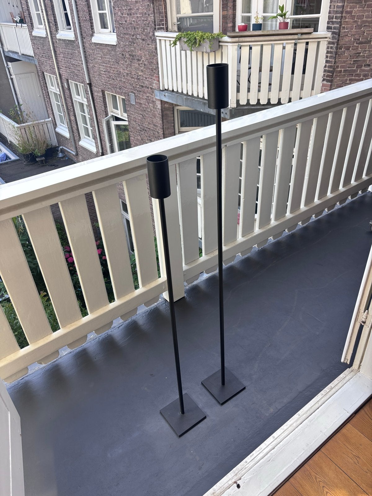 Set van 2 hoge zwarte kandelaars (140 en 120 cm), Huis en Inrichting, Woonaccessoires | Kandelaars en Kaarsen, Ophalen, Gebruikt