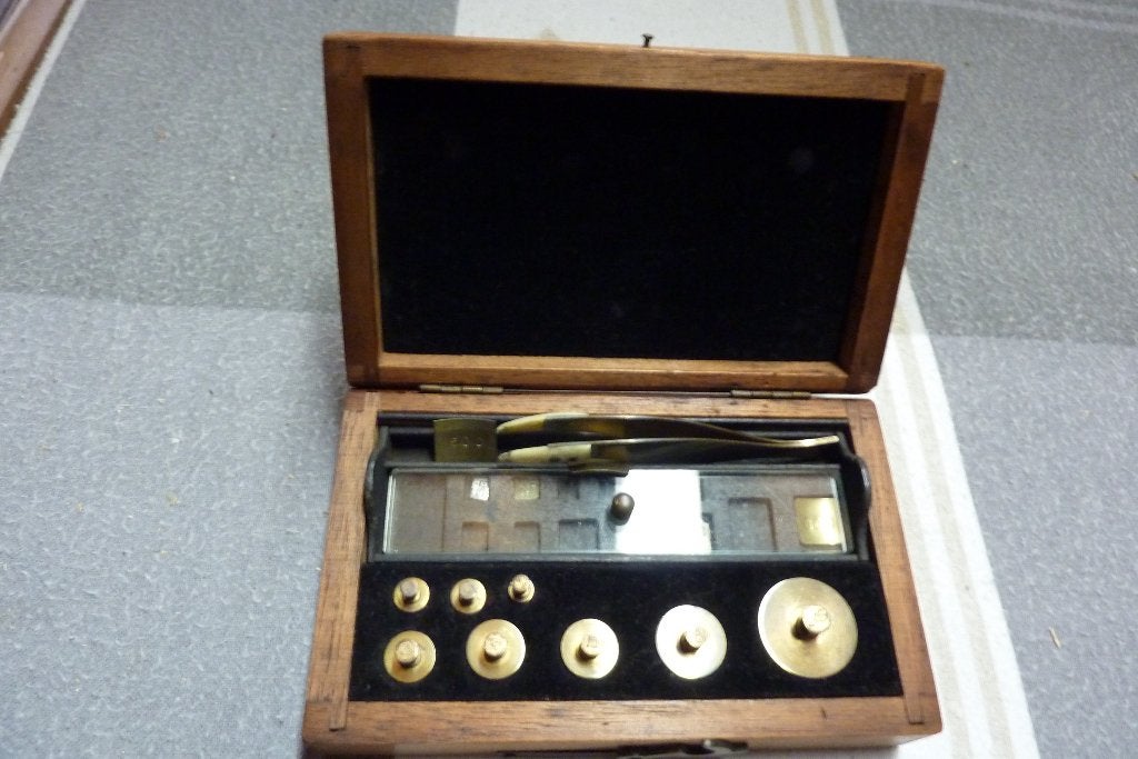 Kistje met gewichtjes van 1 tot 50 gram., Antiek en Kunst, Ophalen of Verzenden, Brons