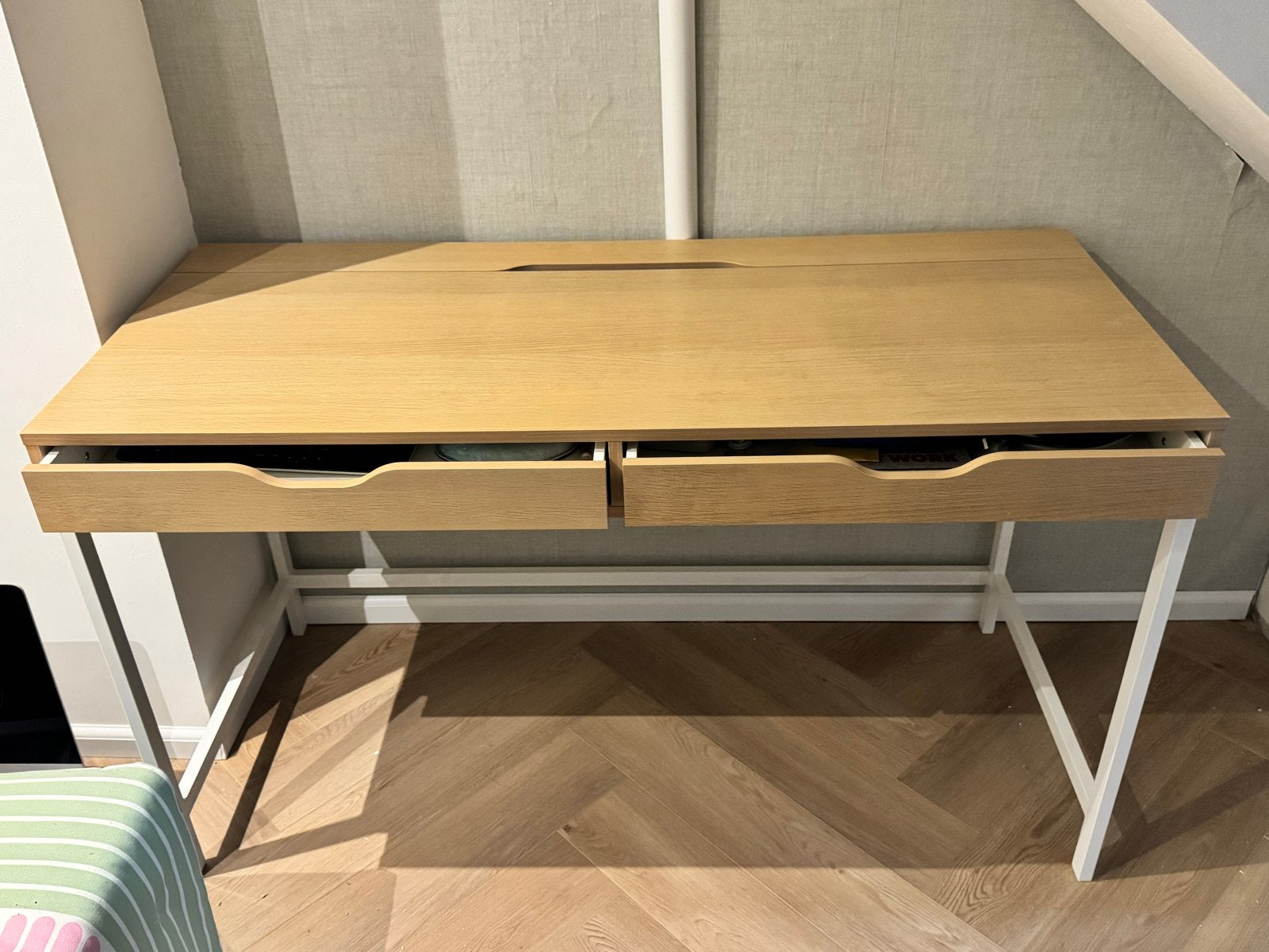 IKEA ALEX Bureau wit gelazuurd/eikenpatroon, 132x58 cm, Ophalen, Met lades, Spaanplaat of MDF, Zo goed als nieuw