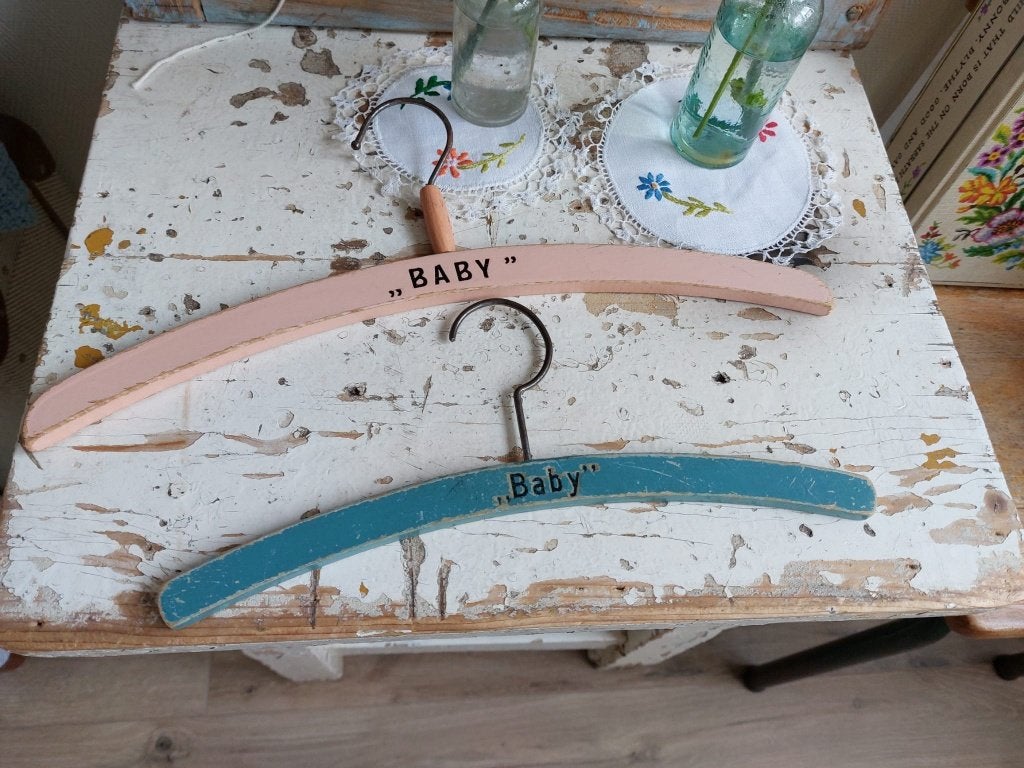 2 Baby kledinghangertjes, Ophalen of Verzenden