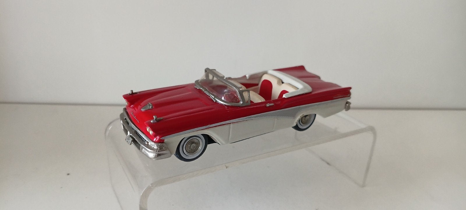 Ford Fairlane Convertible  Marque One Models, Hobby en Vrije tijd, Modelauto's | 1:18, Ophalen of Verzenden, Zo goed als nieuw