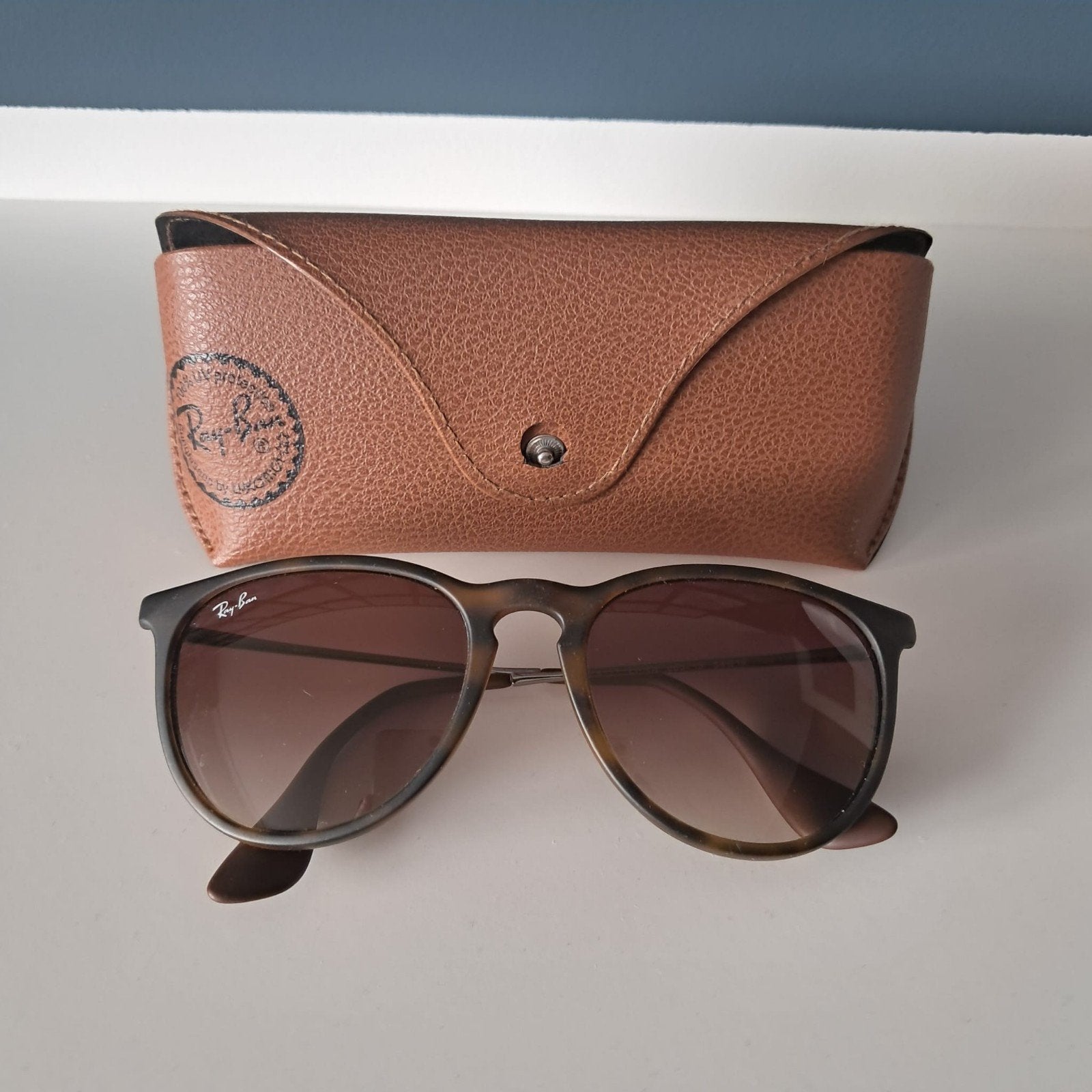 Ray-Ban Erika Classic, Sieraden, Tassen en Uiterlijk, Gebruikt, Zonnebril, Bruin, Ophalen of Verzenden
