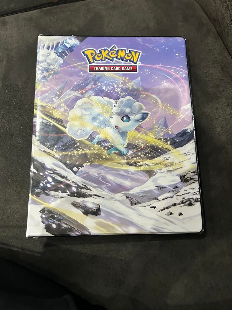 pokémon binder met nepe pokémon kaarten, Ophalen, Zo goed als nieuw