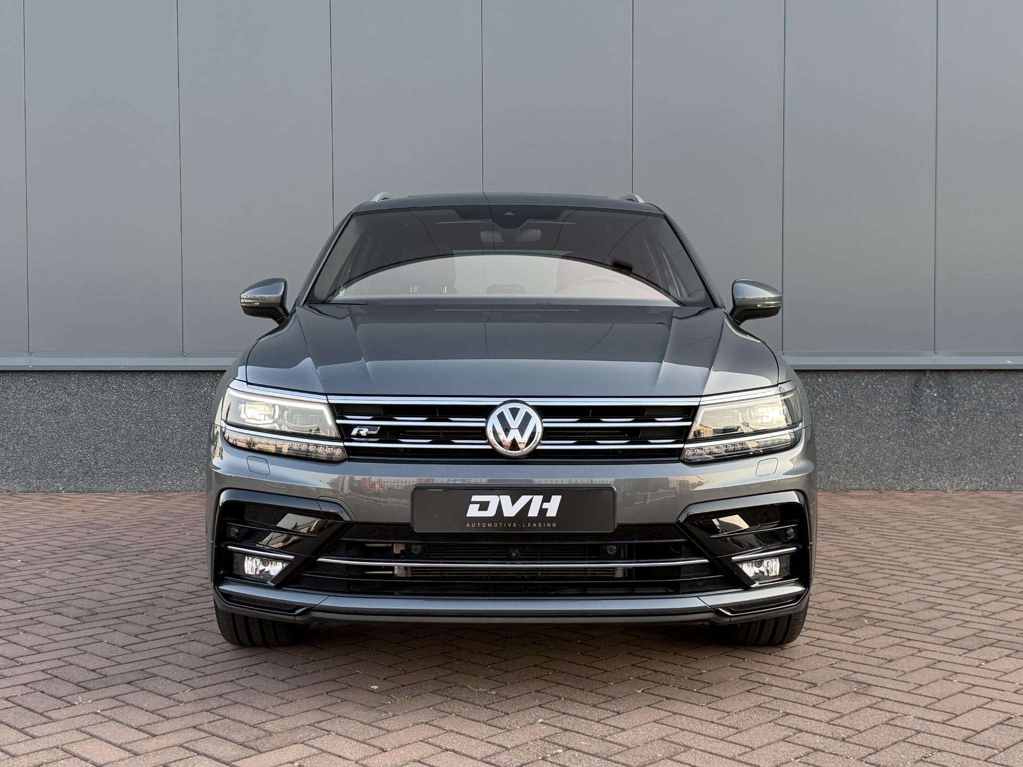 Volkswagen Tiguan 2.0 TSI 4Motion R-Line PANO | LEDER | 360, 4 cilinders, 1984 cc, Leder, Bedrijf