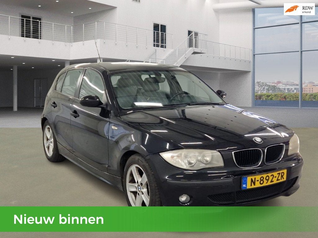 BMW 1-serie 118i 5DRS AUTOMAAT AIRCO LEDER VELGEN NIEUWE APK, Auto's, Achterwielaandrijving, 4 cilinders, 129 pk, Zwart