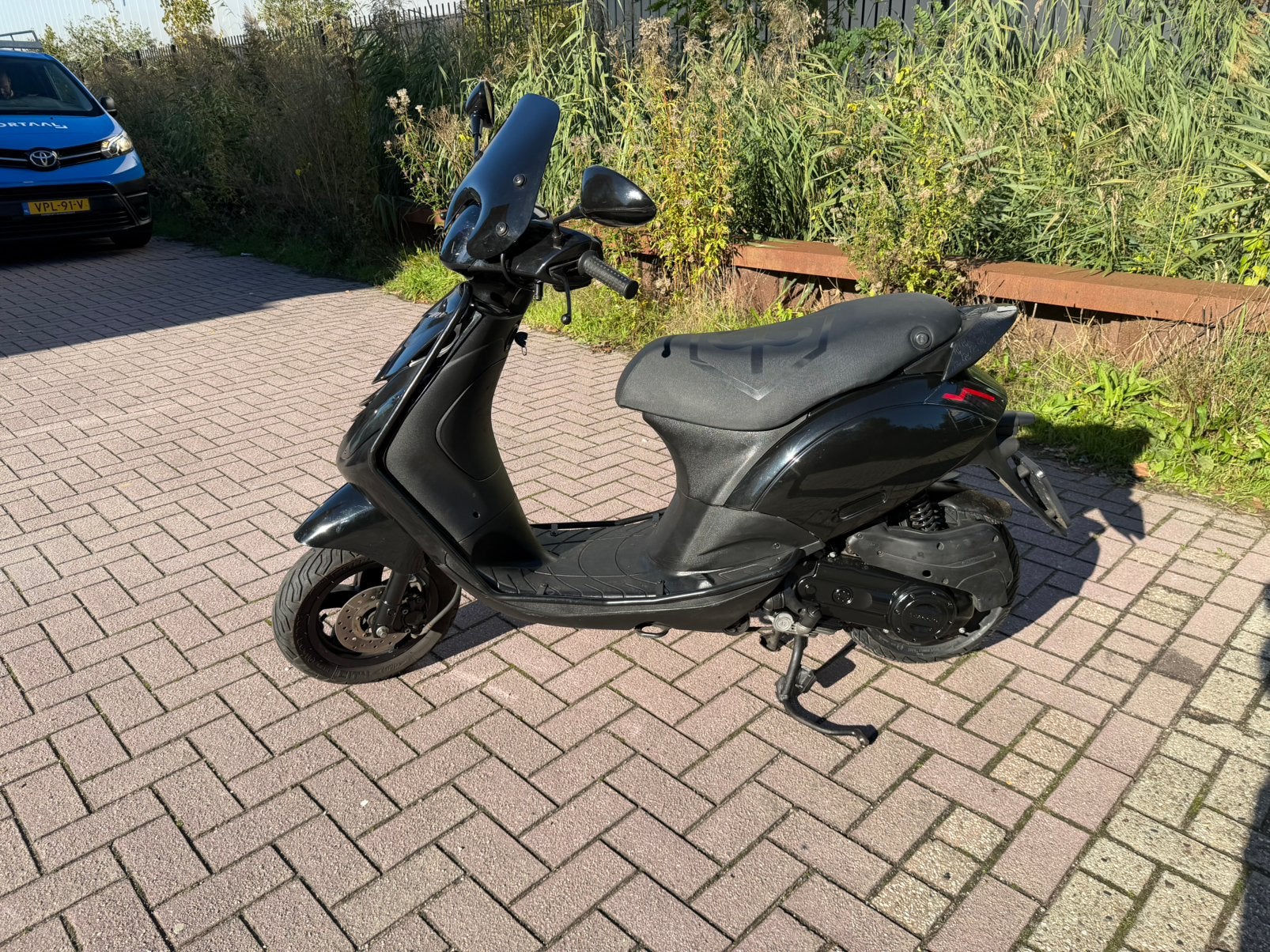 Piaggio zip 4t 3v iget full options geel kenteken, Fietsen en Brommers, Ophalen, Maximaal 45 km/u, Zip, Zo goed als nieuw