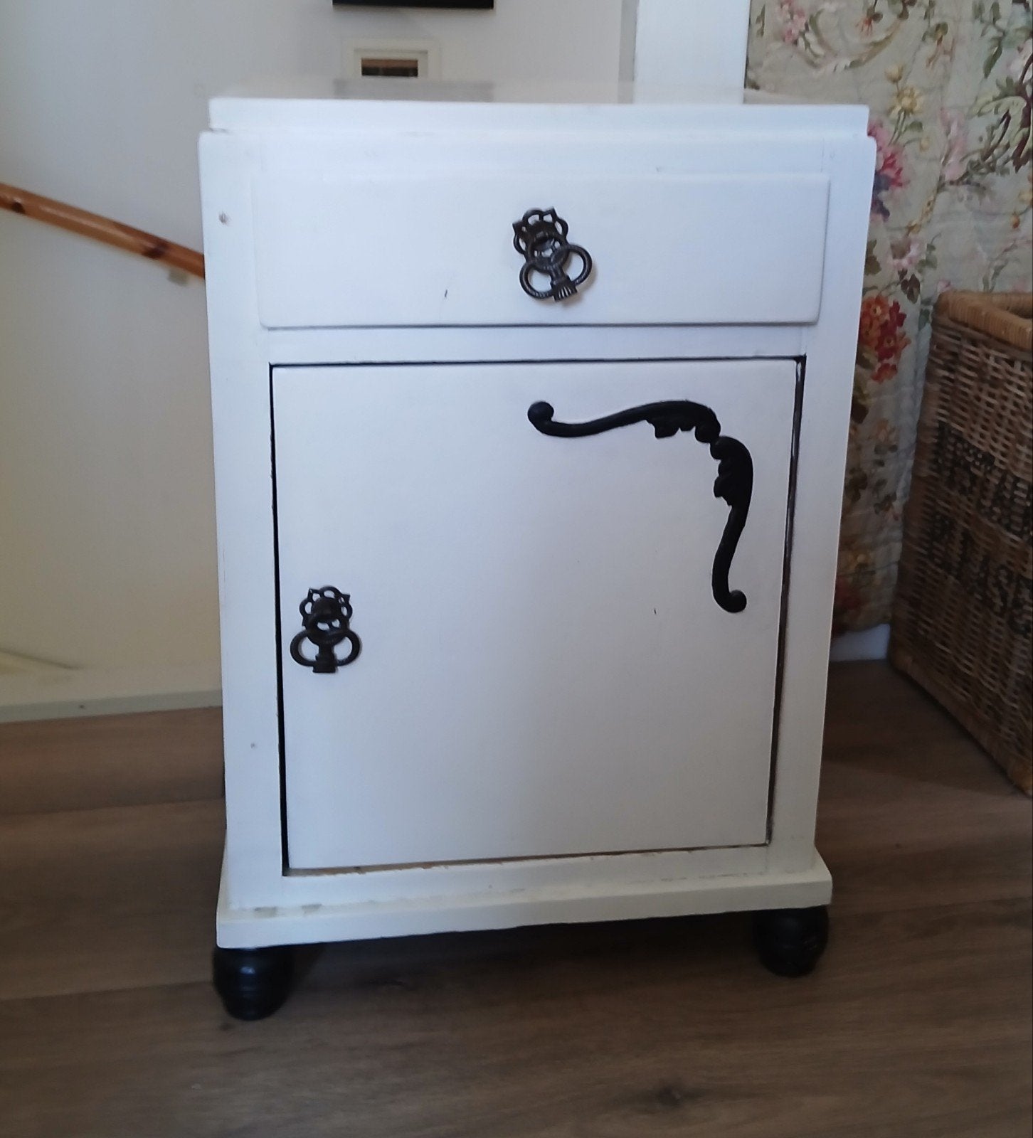 Brocante Nachtkastje - Wit met Zwart Beslag, Ophalen