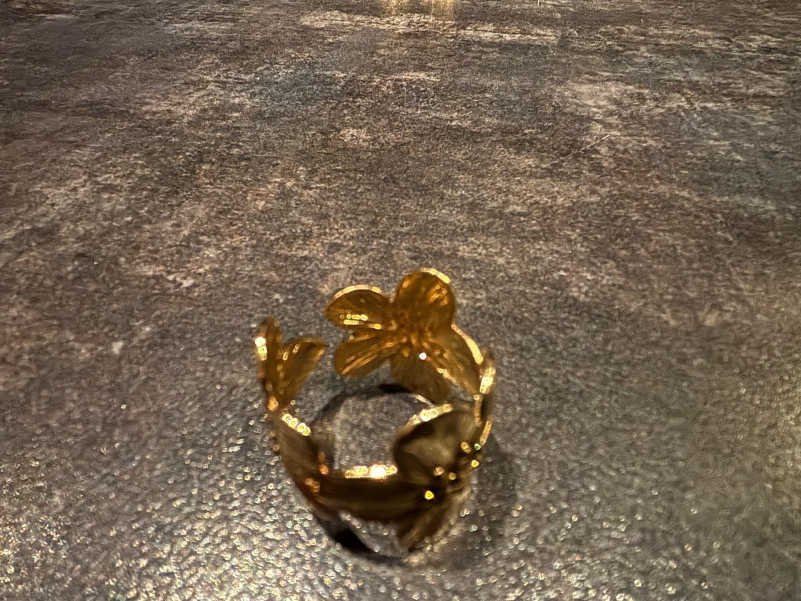 Goudkleurige ring met bloemmotief, Overige materialen, Ophalen of Verzenden, Zo goed als nieuw, Dame