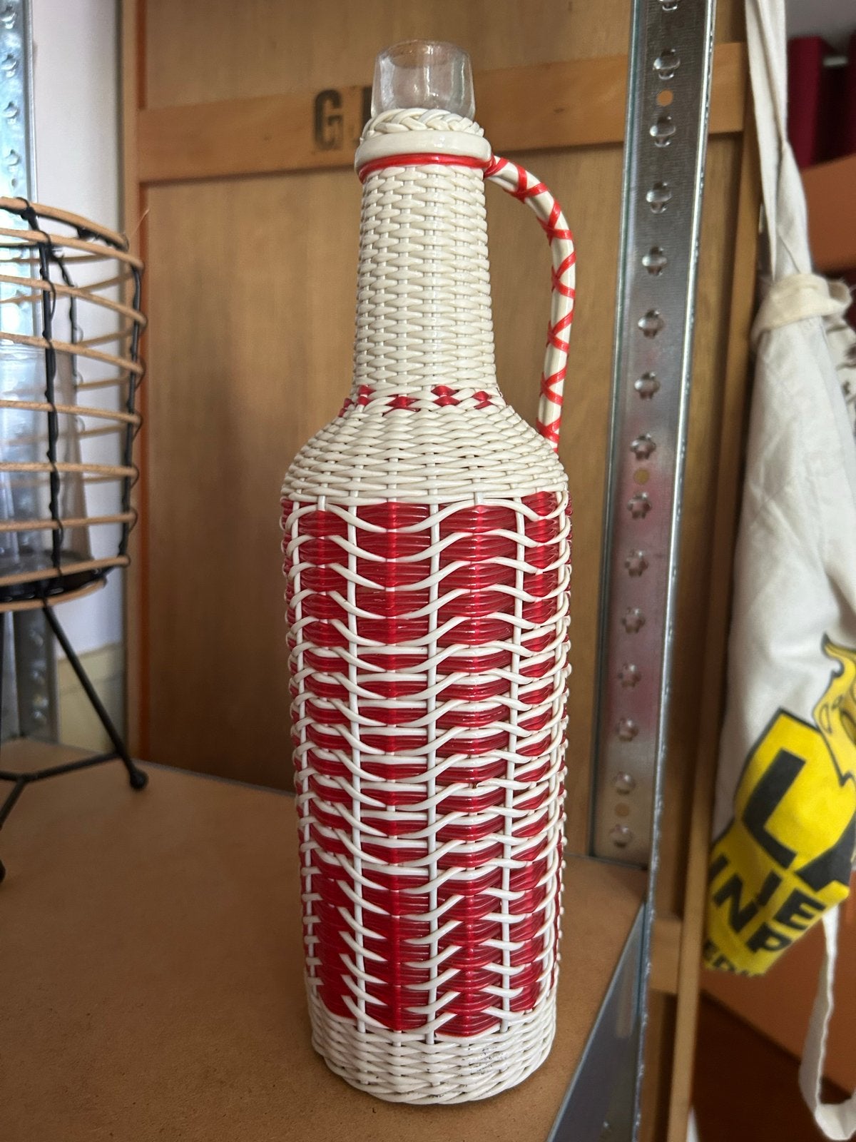 Vintage rieten fles met rood en wit vlechtwerk, Ophalen