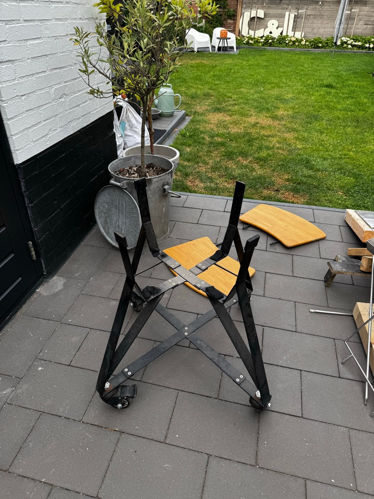 BBQ frame met wielen en dienbladen (excl. BBQ), Ophalen of Verzenden, Gebruikt