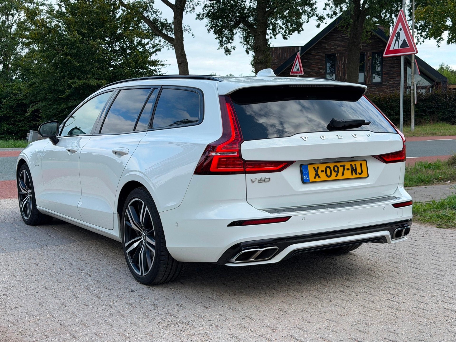 Volvo V60 2.0 T8 Twin Engine AWD R-Design VOL OPTIES, Auto's, Volvo, Gebruikt, Euro 6, 4 cilinders, Wit