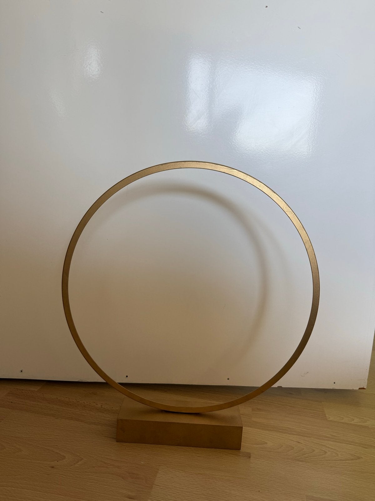 Gouden LED Ring Decoratie met Houten Voet, Ophalen, Zo goed als nieuw