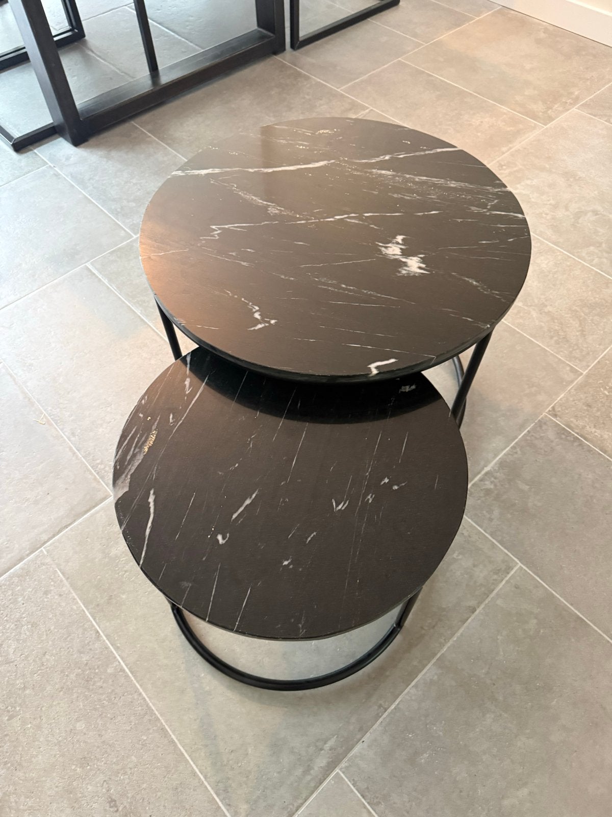 Set van 2 marmerlook salontafels - Zwart met wit, Huis en Inrichting, Tafels | Salontafels, Ophalen, Rond, Zo goed als nieuw, Metaal