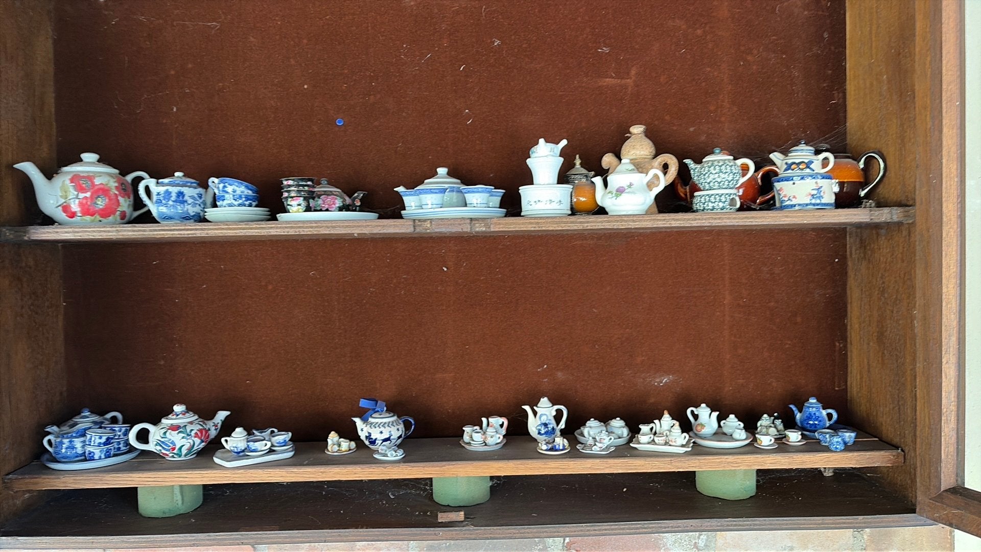 Vitrine kast met mini theeserviesjes, Ophalen