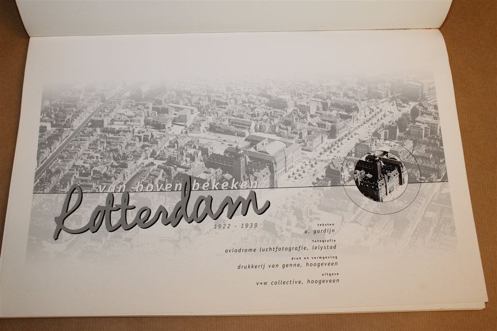 Rotterdam van Boven Bekeken — Luchtfoto\'s 1922-1939, Boeken, Geschiedenis | Stad en Regio, Ophalen of Verzenden, Gelezen