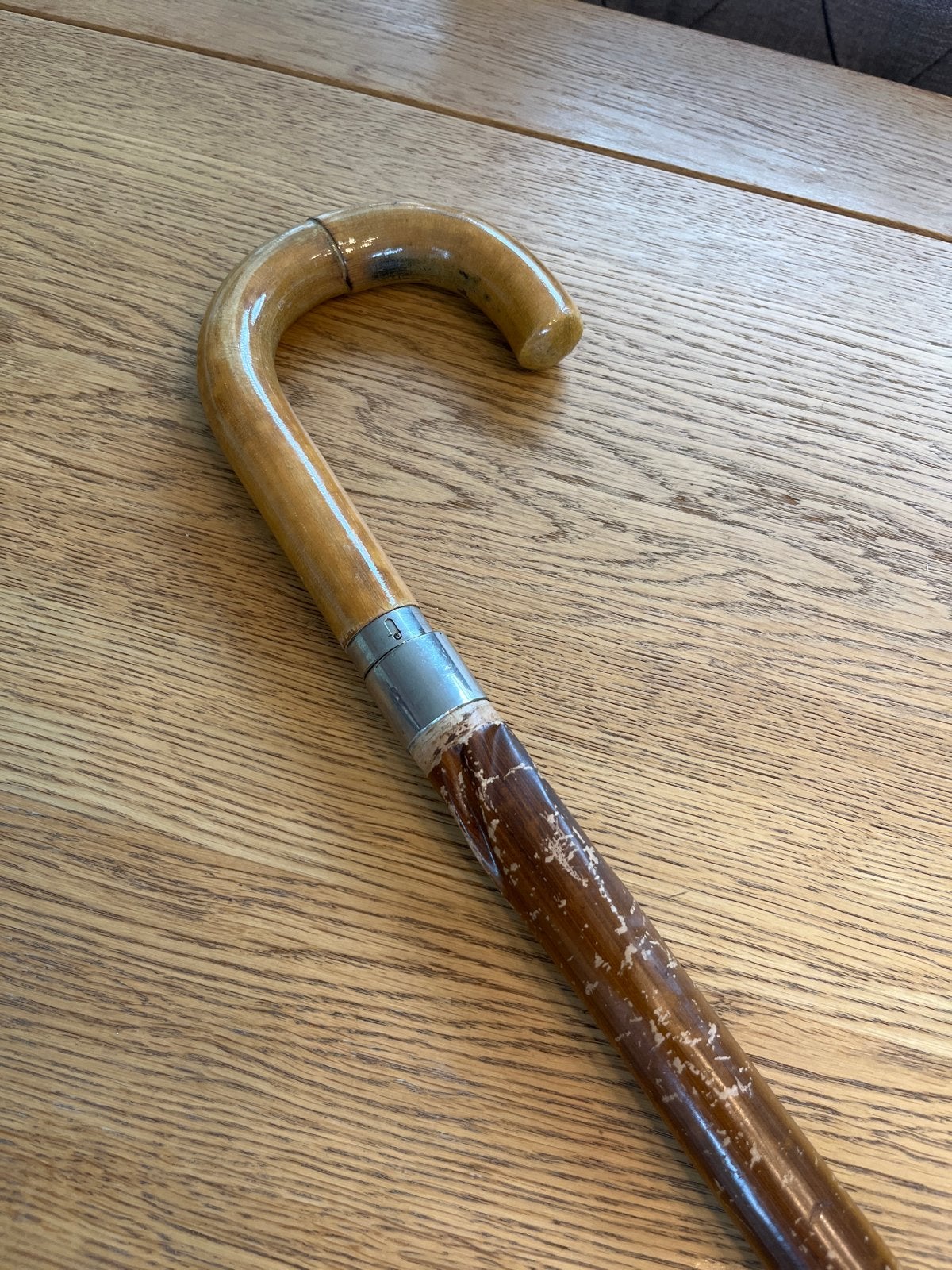 Wandelstok met daar in een paraplu, Ophalen
