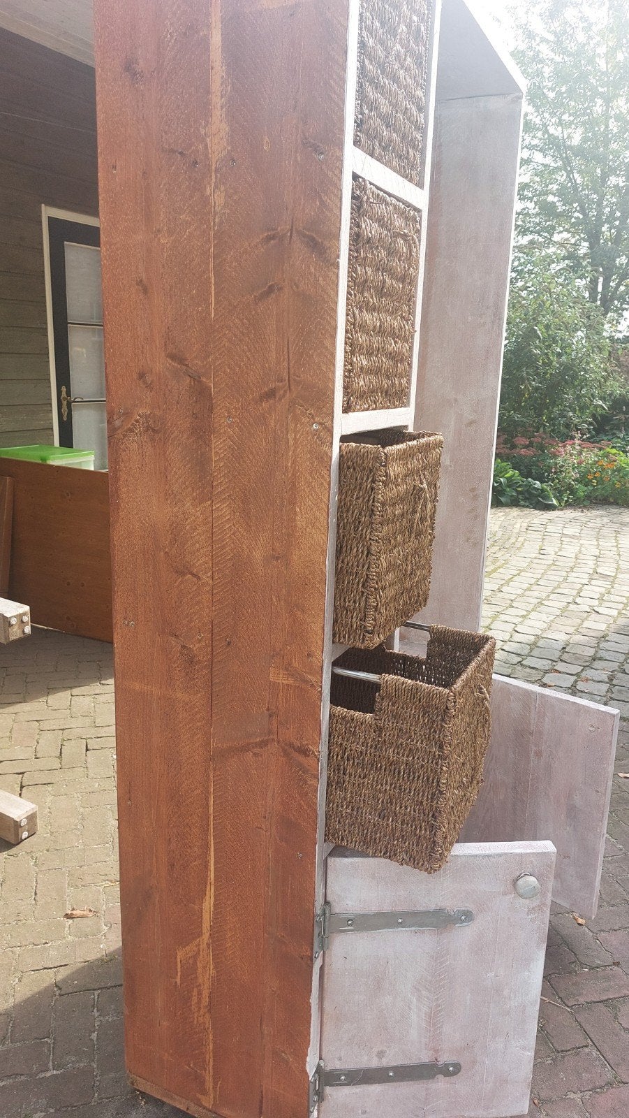 Foto 4 van Steigerhouten wandkast met manden en deurtjes