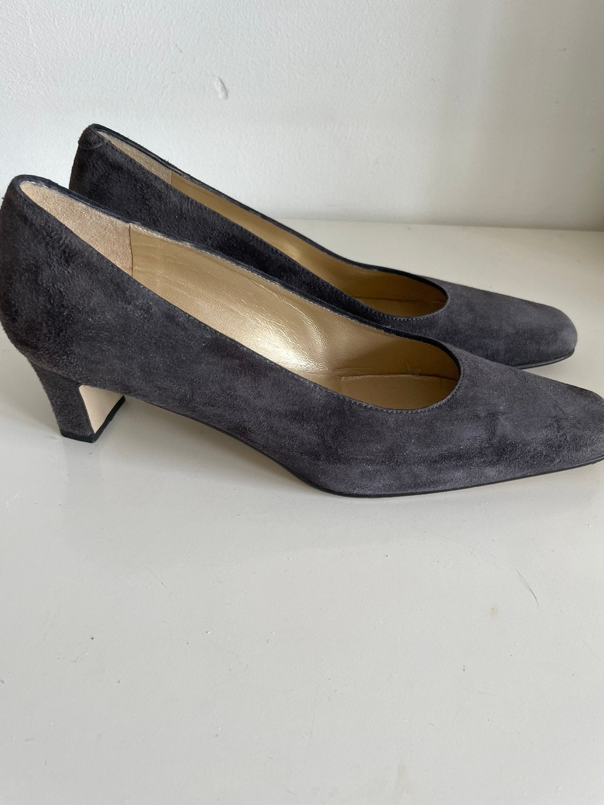 Antonio Paolo donkergrijze suede pumps zgan mt 37, Kleding | Dames, Pumps, Ophalen of Verzenden, Zo goed als nieuw, Grijs