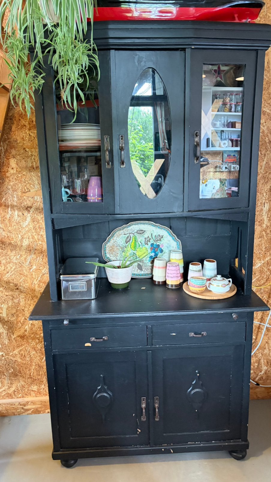 Buffetkast zwarte kast vitrine grenen hout glazen deurtjes, Huis en Inrichting, Kasten | Buffetkasten, Ophalen, Gebruikt, 200 cm of meer