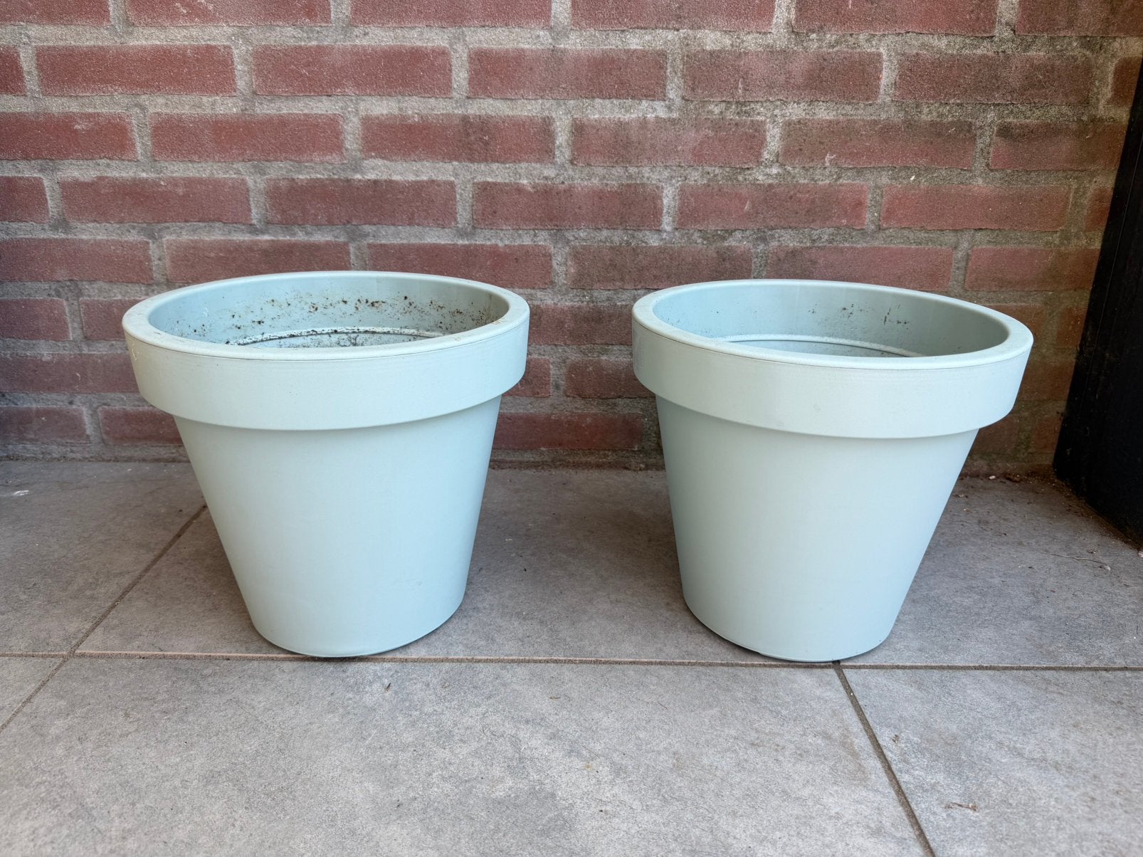 *** twee kunststof bloempotten ***, Ophalen, Kunststof, Rond, Zo goed als nieuw