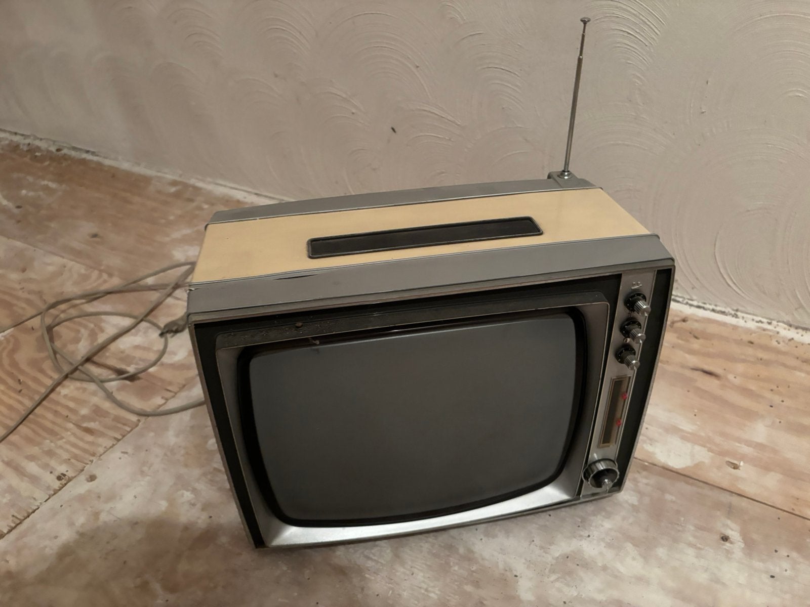 Philips draagbare zwart-wit tv type 7317, Ophalen